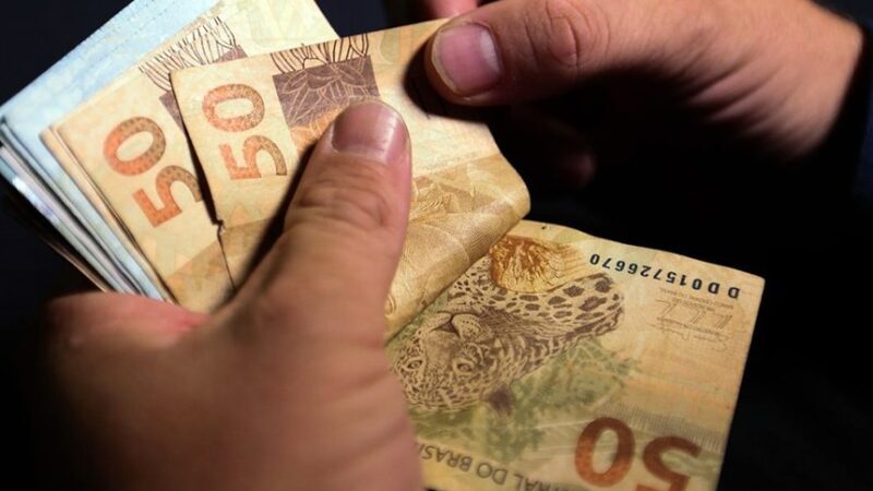 Governo projeta salário mínimo de R$ 1.631 no Orçamento de 2026. Alta é de 7,44%
