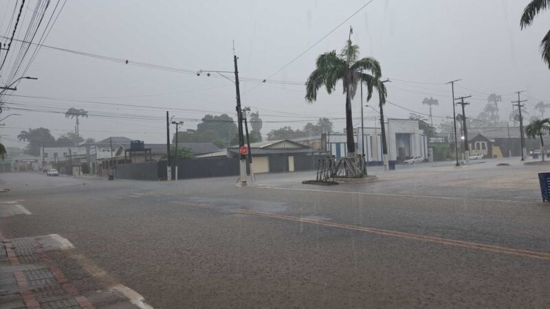 Chuva intensa alaga ruas e surpreende moradores de Brasiléia, Epitaciolândia e Cobija