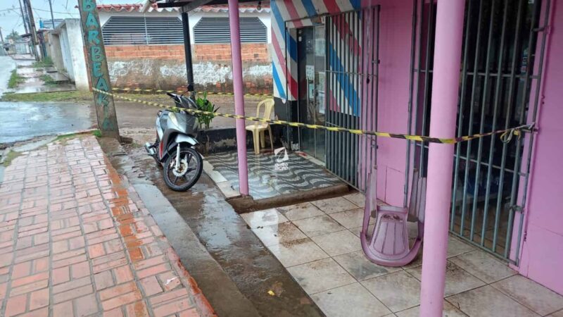Criminoso invade salão e atinge barbeiro com vários tiros em Brasiléia; vítima está em estado gravíssimo