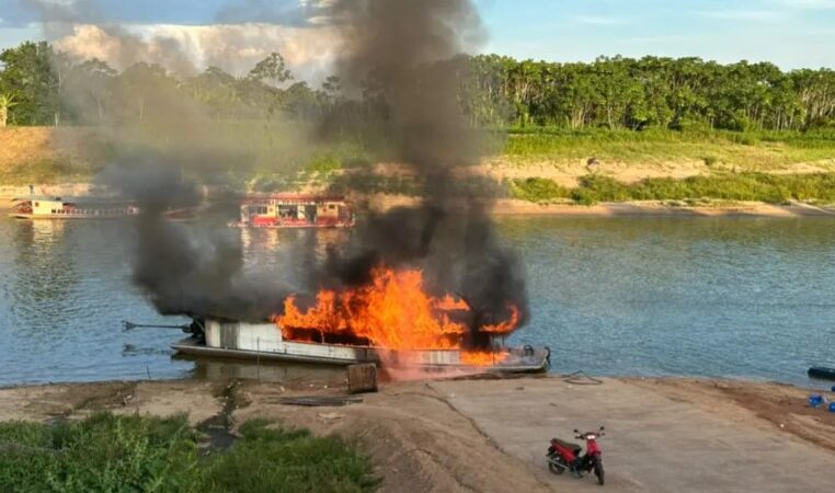 Balsa contendo combustível pega fogo no município de Porto Walter, interior do Acre
