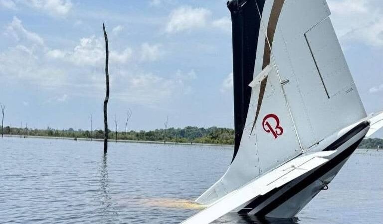 Piloto lança avião da Venezuela com 380 kg de maconha em represa no AM ao entrar ilegalmente no Brasil