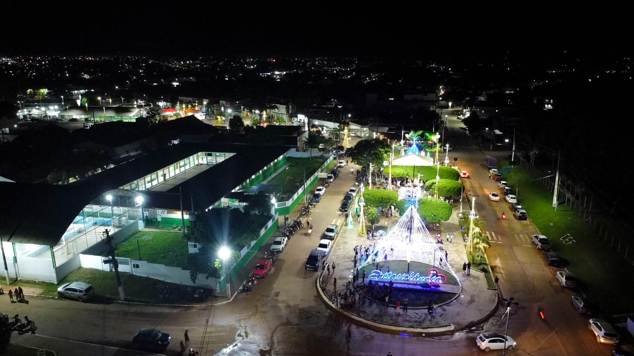 Prefeitura acende luzes e inicia oficialmente as festividades natalinas em Epitaciolândia.