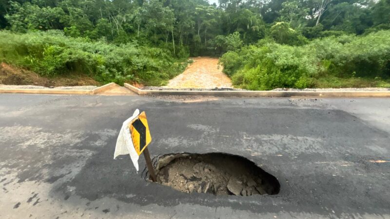Buraco se abre novamente no km 28 da BR-317 após fortes chuvas