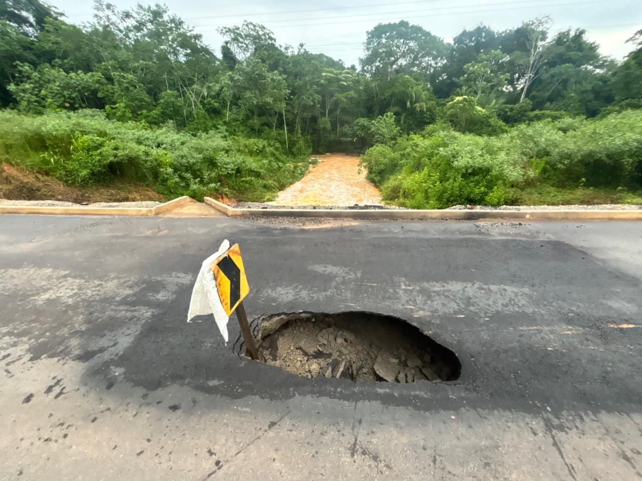 Buraco se abre novamente no km 28 da BR-317 após fortes chuvas