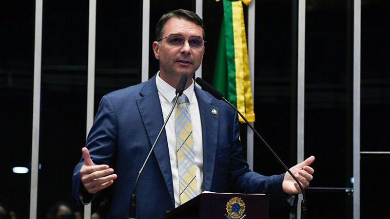 Anotações de Flávio Bolsonaro citam apoio do PL para governo e senado no Acre