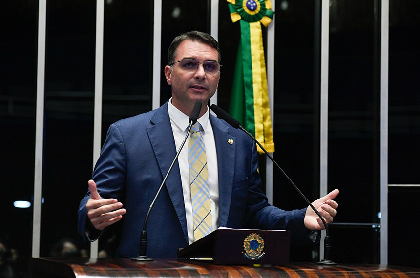 Anotações de Flávio Bolsonaro citam apoio do PL para governo e senado no Acre