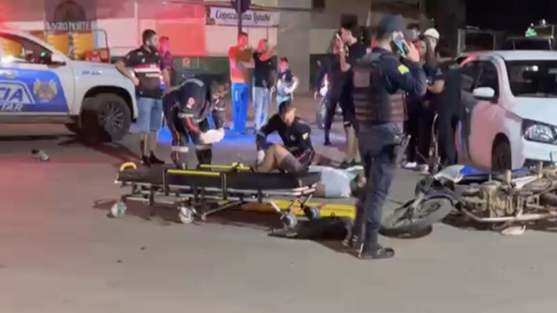 MAIS UM ACIDENTE NA FRONTEIRA – Motociclista sofre fratura no fêmur após colisão com carro no centro de Brasiléia
