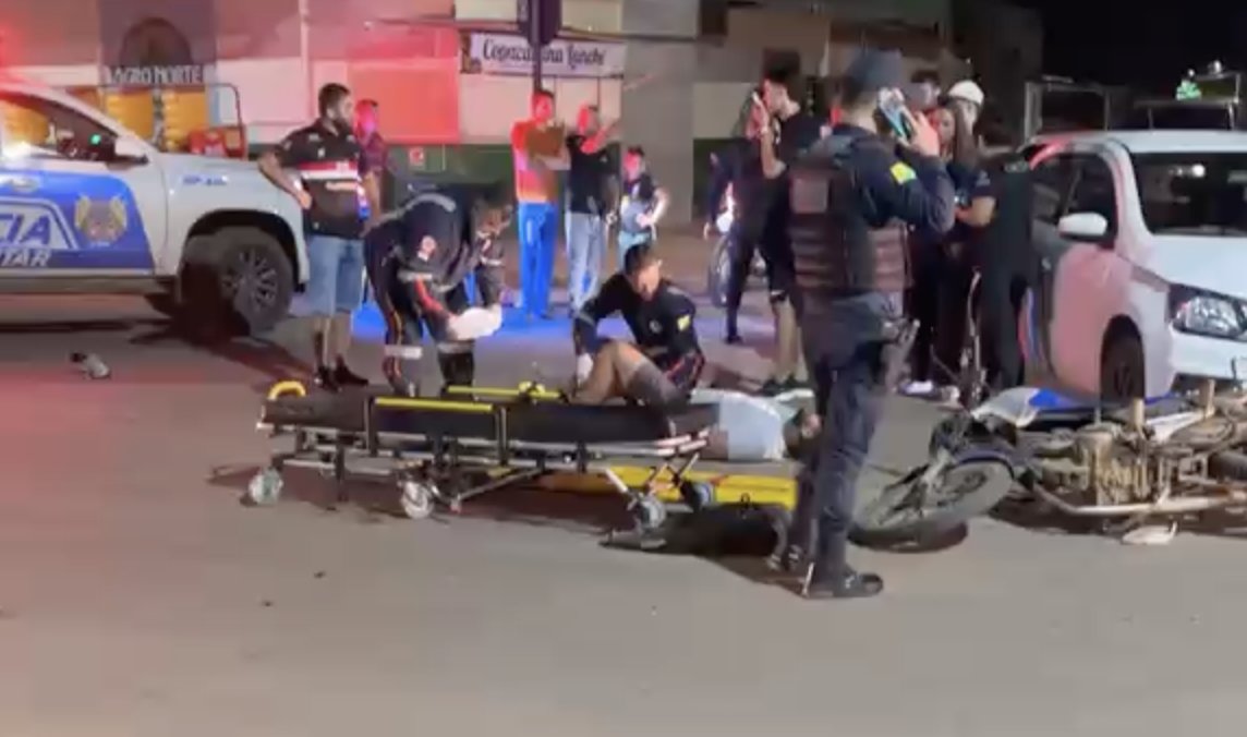 MAIS UM ACIDENTE NA FRONTEIRA – Motociclista sofre fratura no fêmur após colisão com carro no centro de Brasiléia