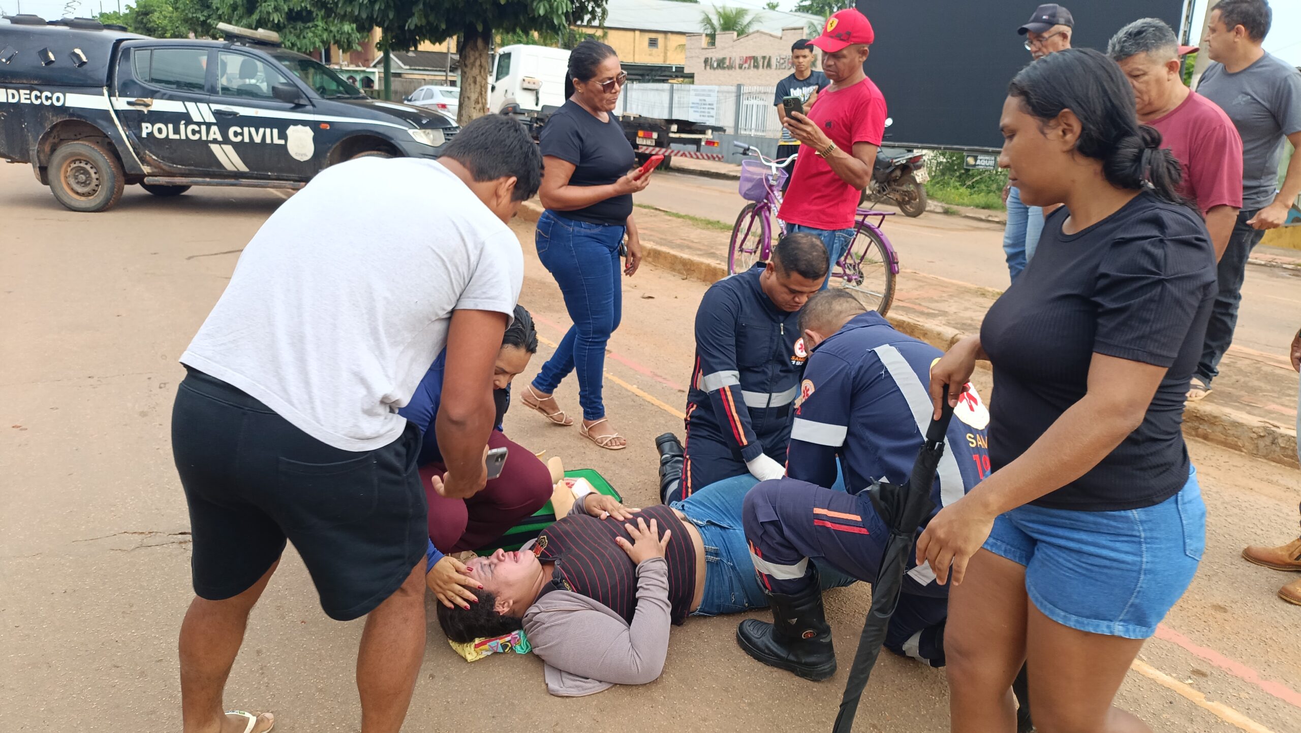 Motociclista fica ferida após colidir com cachorro em avenida de Epitaciolândia