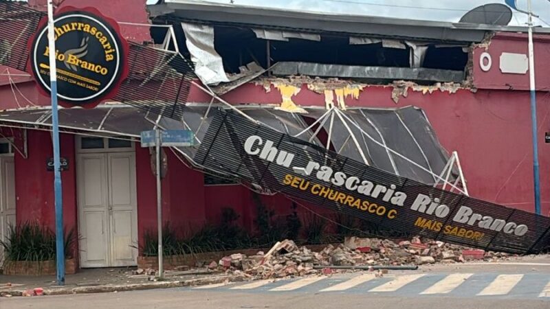 Parte da estrutura da Churrascaria Rio Branco desaba na Gameleira, em Rio Branco