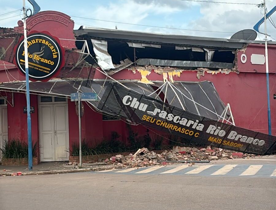 Parte da estrutura da Churrascaria Rio Branco desaba na Gameleira, em Rio Branco