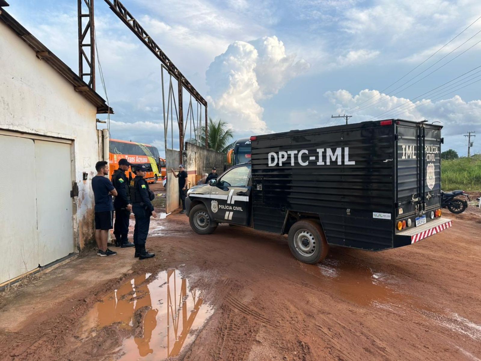 Pneu explode e mata borracheiro em garagem de empresa em Rio Branco