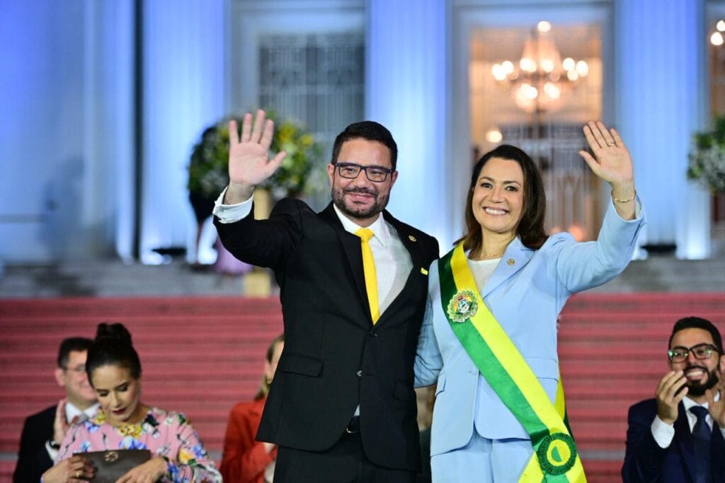 Sai Gladson entra Mailza – Mailza Assis toma posse como governadora do Acre