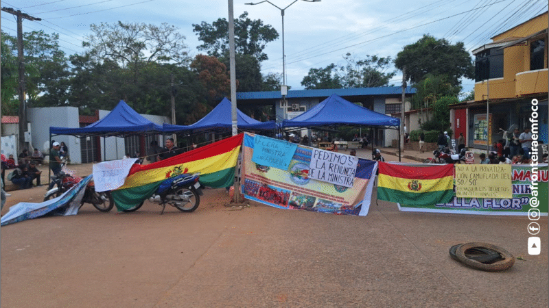 Professores rurais da Bolívia interditam pontes entre Brasiléia, Epitaciolândia e Cobija em protesto por salários,