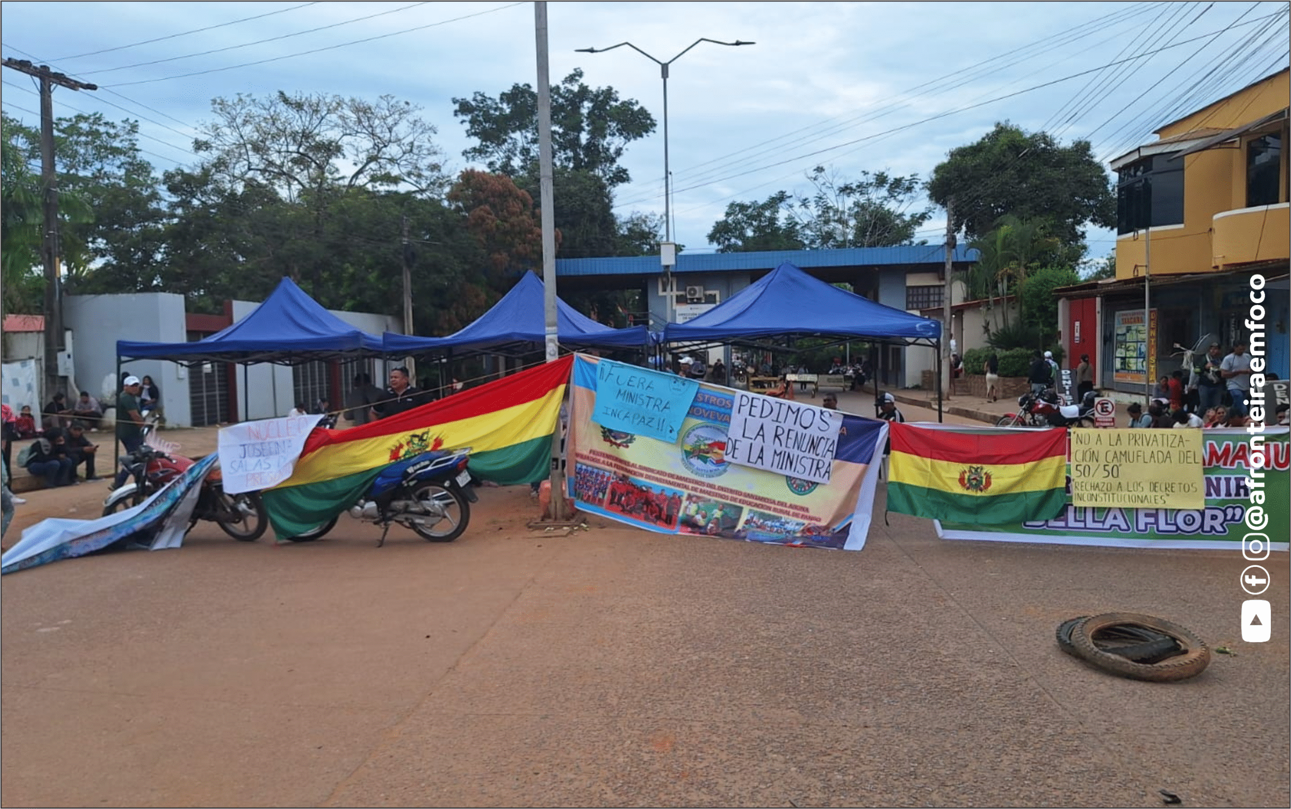 Professores rurais da Bolívia interditam pontes entre Brasiléia, Epitaciolândia e Cobija em protesto por salários,