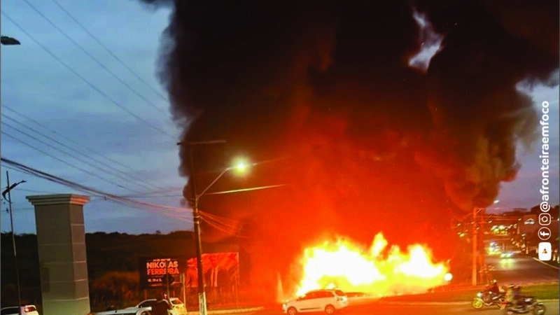Ônibus do transporte coletivo é destruído por incêndio na Estrada do Calafate, em Rio Branco