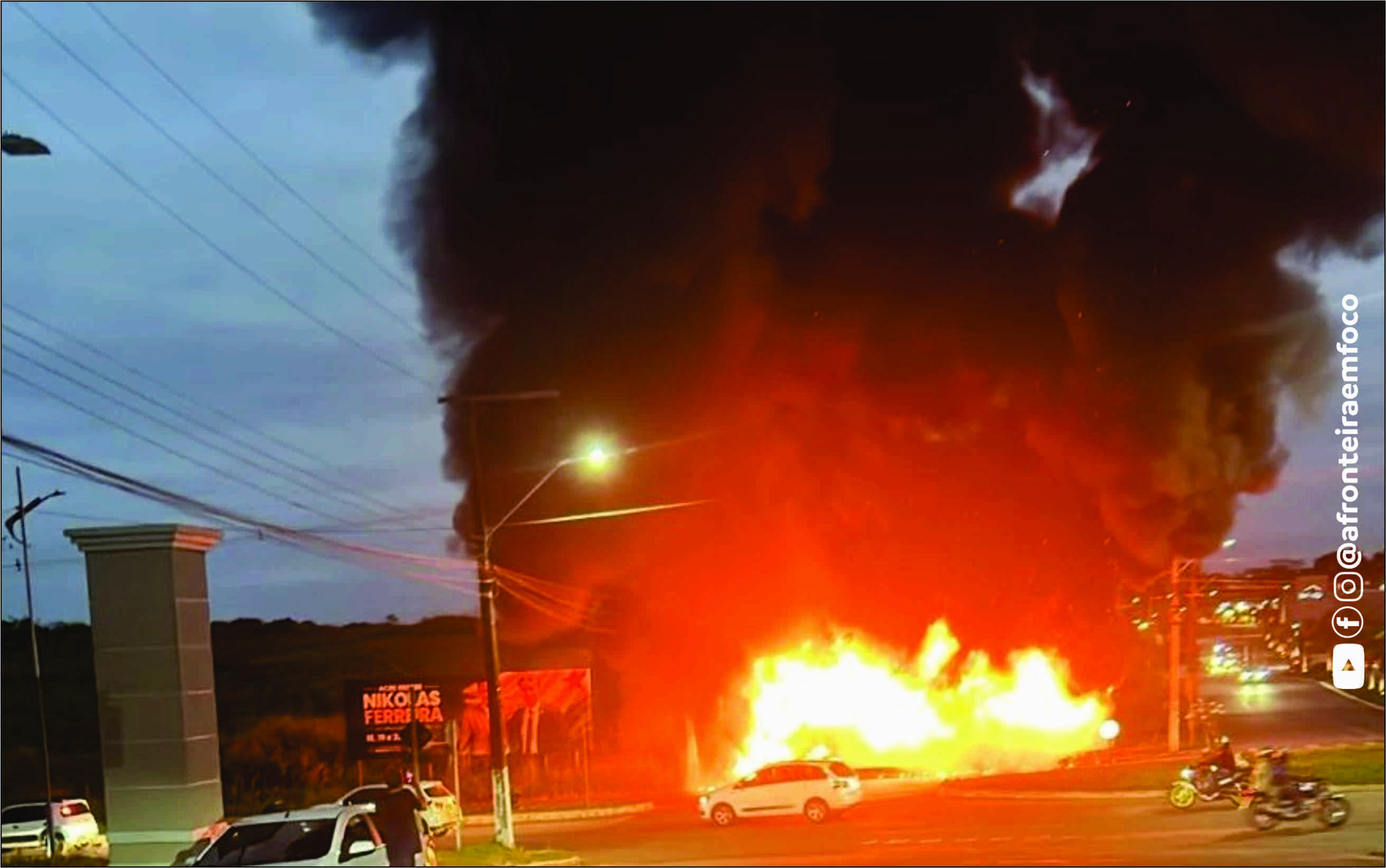 Ônibus do transporte coletivo é destruído por incêndio na Estrada do Calafate, em Rio Branco