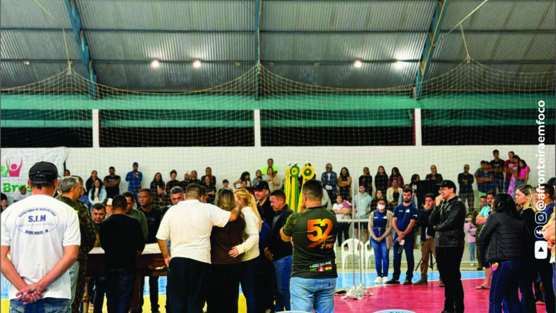 Sob forte comoção, Assis Brasil recebe corpo do vice-prefeito Reginaldo Martins