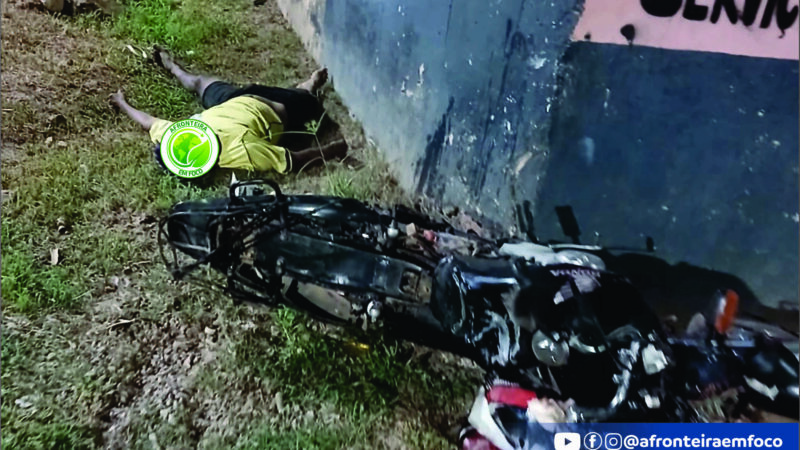 Jovem morre em acidente entre motocicleta e caminhonete em Xapuri; polícia procura motorista que fugiu sem prestar socorro