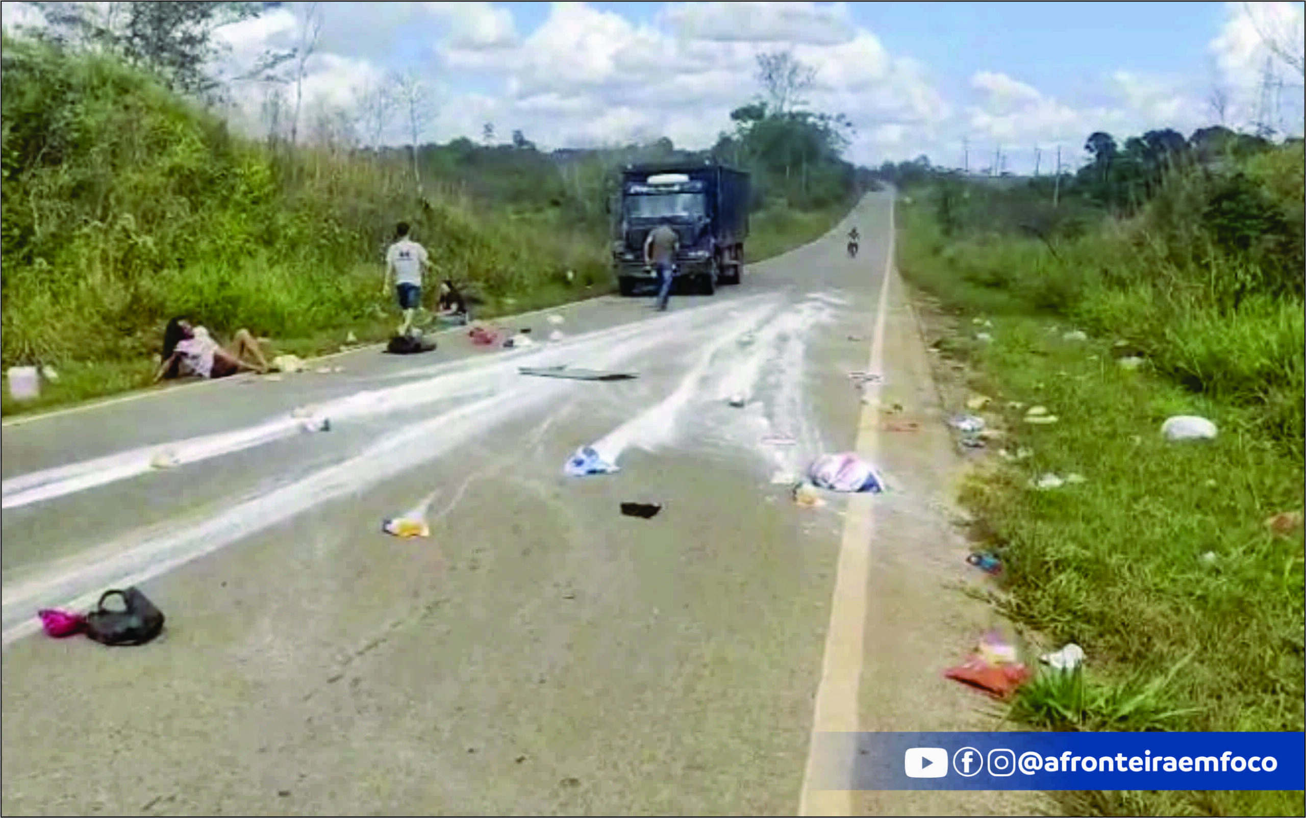 Carro capota na BR-317 e deixa duas mulheres feridas em Brasiléia