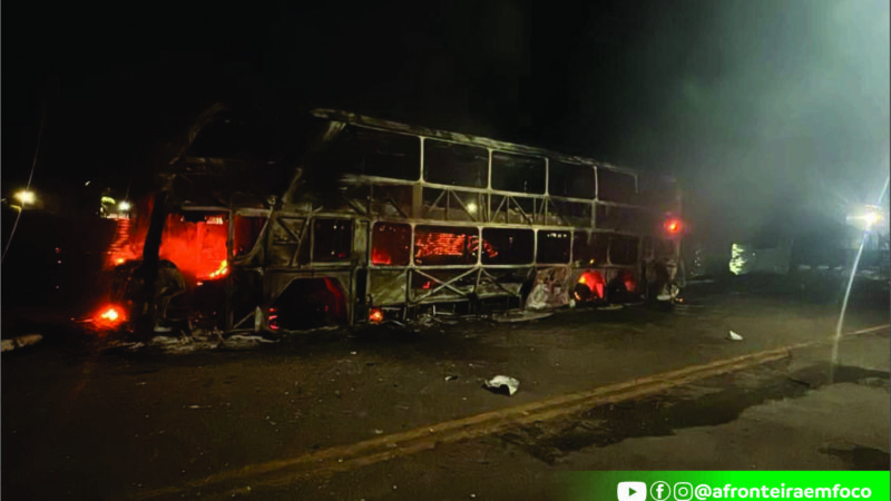 Jovem é preso após incendiar moto, carro e ônibus avaliado em R$ 2 milhões em Assis Brasil